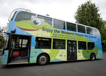 London bus promoting the Weekend Hopper fare outside Kew Gardens